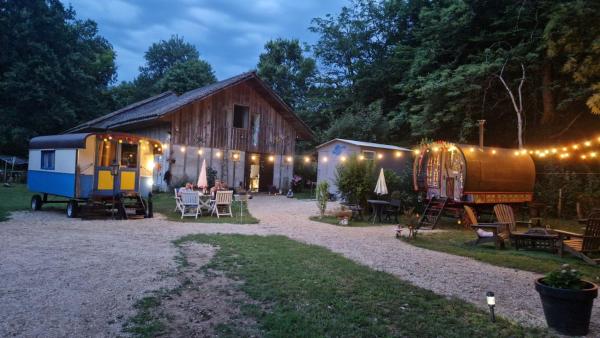 Gitan Périgord la Bonne aventure, Забронировать  Отели Dodogne Valley с парковкой, Парковка