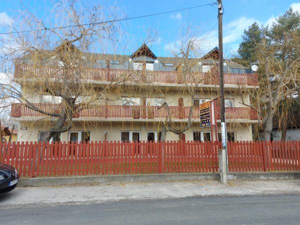 Margaréta Apartmanház, Забронировать  Отели Шомодь с парковкой, Парковка