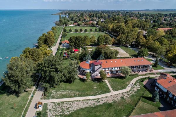 Zamárdi Sirály, Забронировать  Отели Шомодь с парковкой, Парковка