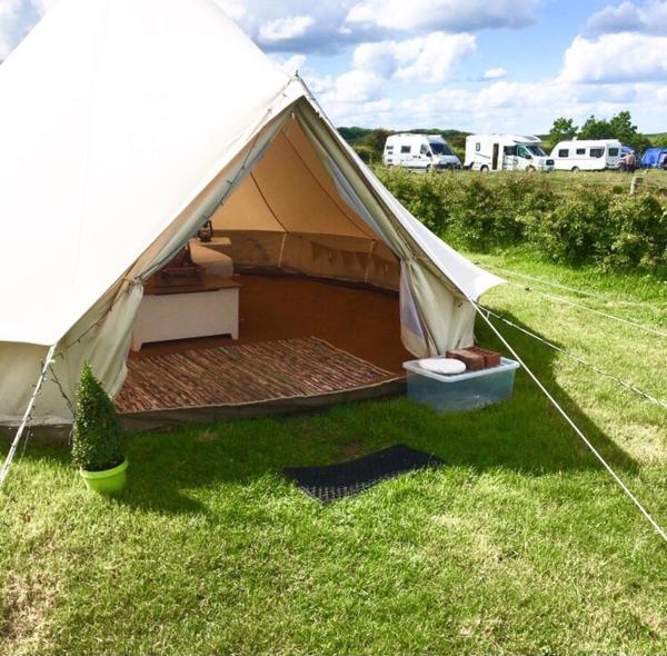 Flamborough Glamping Bell Tents, Забронировать Кемпинг Отели Йоркширских вересковых поля с парковкой, Парковка