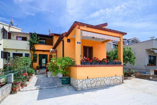 Apartmani Petunia, Забронировать  Отели Фажана с парковкой, Парковка