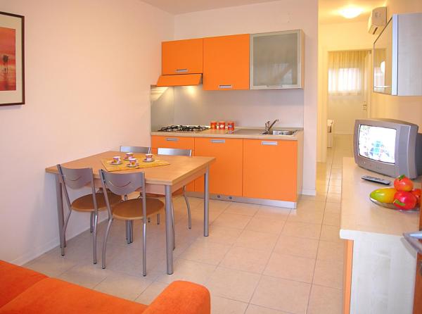 Appartamenti Ai Pini, with beach and pedestrianised town centre within walking distance, covered parking, free Wi-Fi, Забронировать  Отели Бибионе с парковкой, Парковка