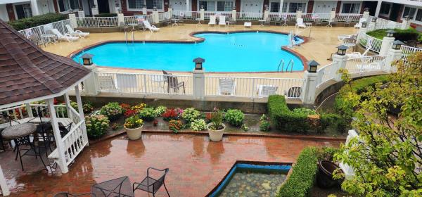Days Inn & Suites by Wyndham Roseville/Detroit Area