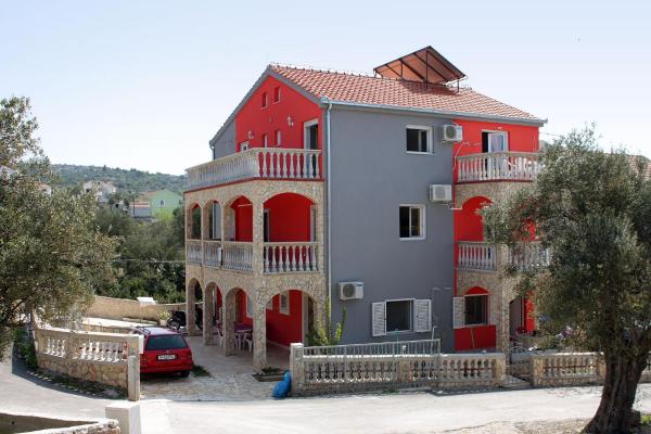 Apartments with a parking space Vinisce, Trogir - 4886, Забронировать Апартаменты/квартира Винишче Trogir Riviera