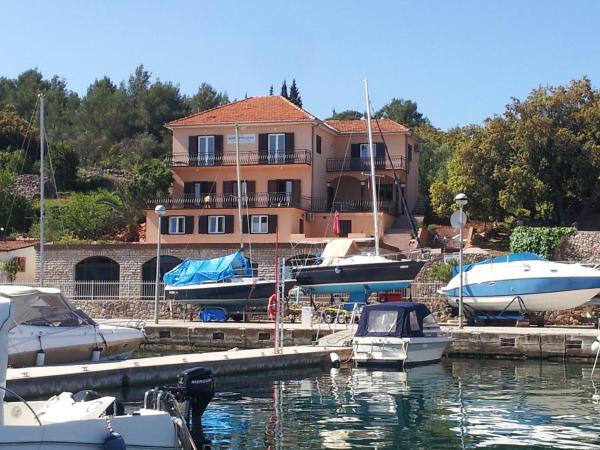 Apartments Dora, with a beautiful view of the bay, near the sea and center, Забронировать Апартаменты/квартира Врбоска Остров Хвар
