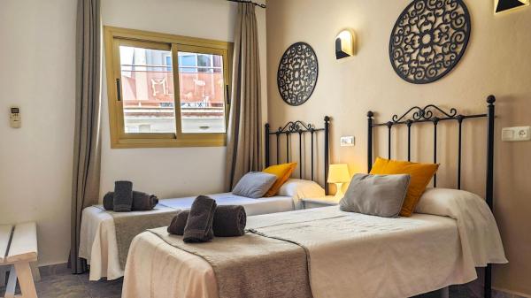 AzuLine Hostal Dinamarca, Забронировать  Сан-Антонио-Абад 