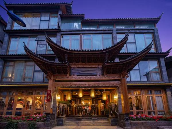 The Horizon of the Old Town of Lijiang Naxi Culture and Art Museum Inn, Забронировать  Отели Лицзян с парковкой, рядом с Wenchang Palace, Парковка