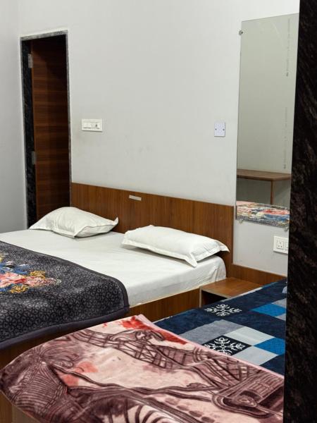 RADHA DEVI GUEST House, Забронировать  Отели штата Раджастхана с парковкой, Парковка
