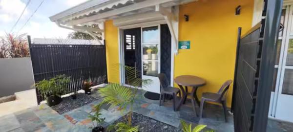 Gîtes les colibris jaunes, appartement 2 Pomme cannelle avec piscine à Marie-Galante, Guadeloupe, Забронировать  Отели Марей Галант с бассейном, Бассейн