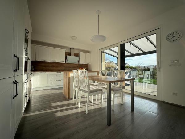 Villa with Terrace & private garden 30 min to Prague Center, Забронировать  Březiněves Чехия
