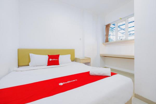 RedDoorz at Bellina Inn Near RS Panti Wilasa Semarang, Забронировать  Отели Stasiun Tenggang с парковкой, Парковка