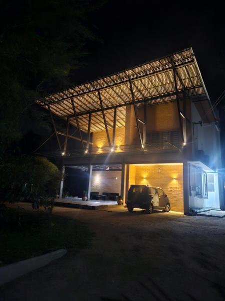 S & P VILLA - Dunagaha, Забронировать  Отели Западной провинции с парковкой, Парковка