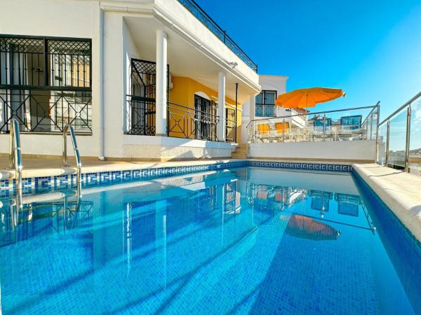 3 Bed Villa 400m from Burriana Beach, Private Pool, Забронировать  Отели Нерха с бассейном, рядом с Пляж Бурриана, Бассейн