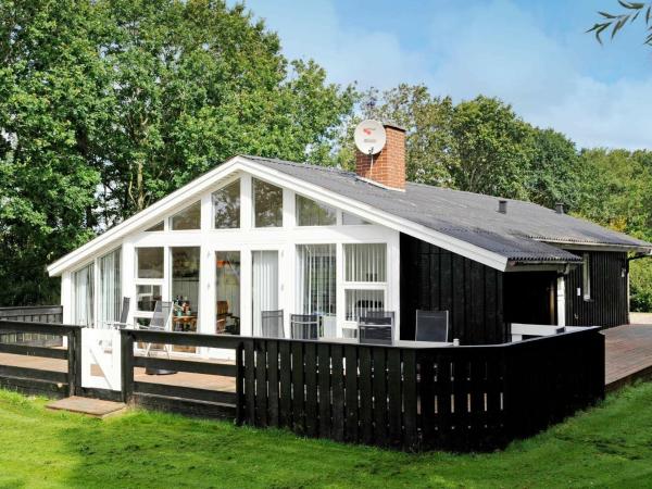 Enticing Holiday Home in Hemmet near Sea