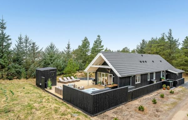 Three-Bedroom Holiday Home In Blavand, Забронировать Дом для отпуска Виллы Блованн, рядом с Tirpitz Museum, Вилла