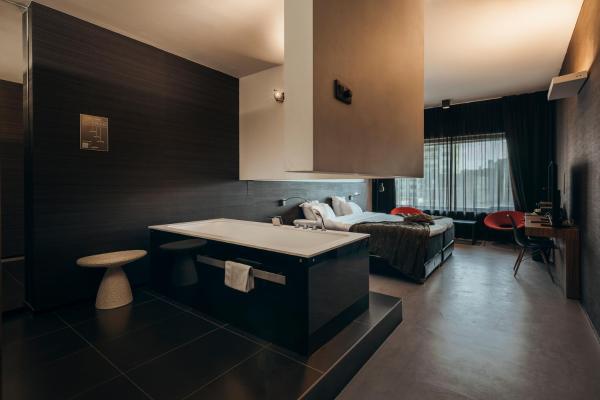 Carbon Hotel
