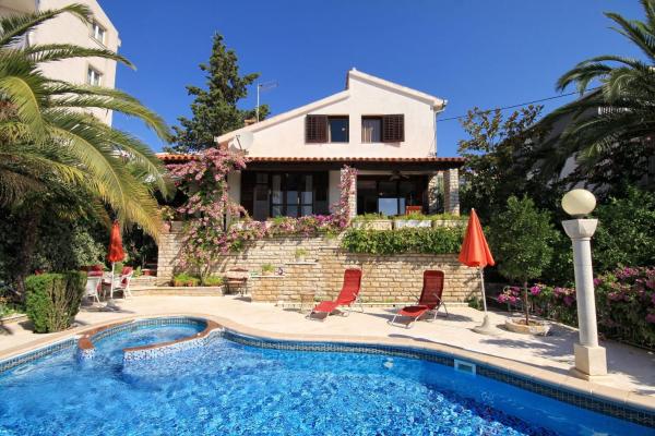 Seaside house with a swimming pool Seget Vranjica, Trogir - 4329, Забронировать Дом для отпуска Сегет Доньи 